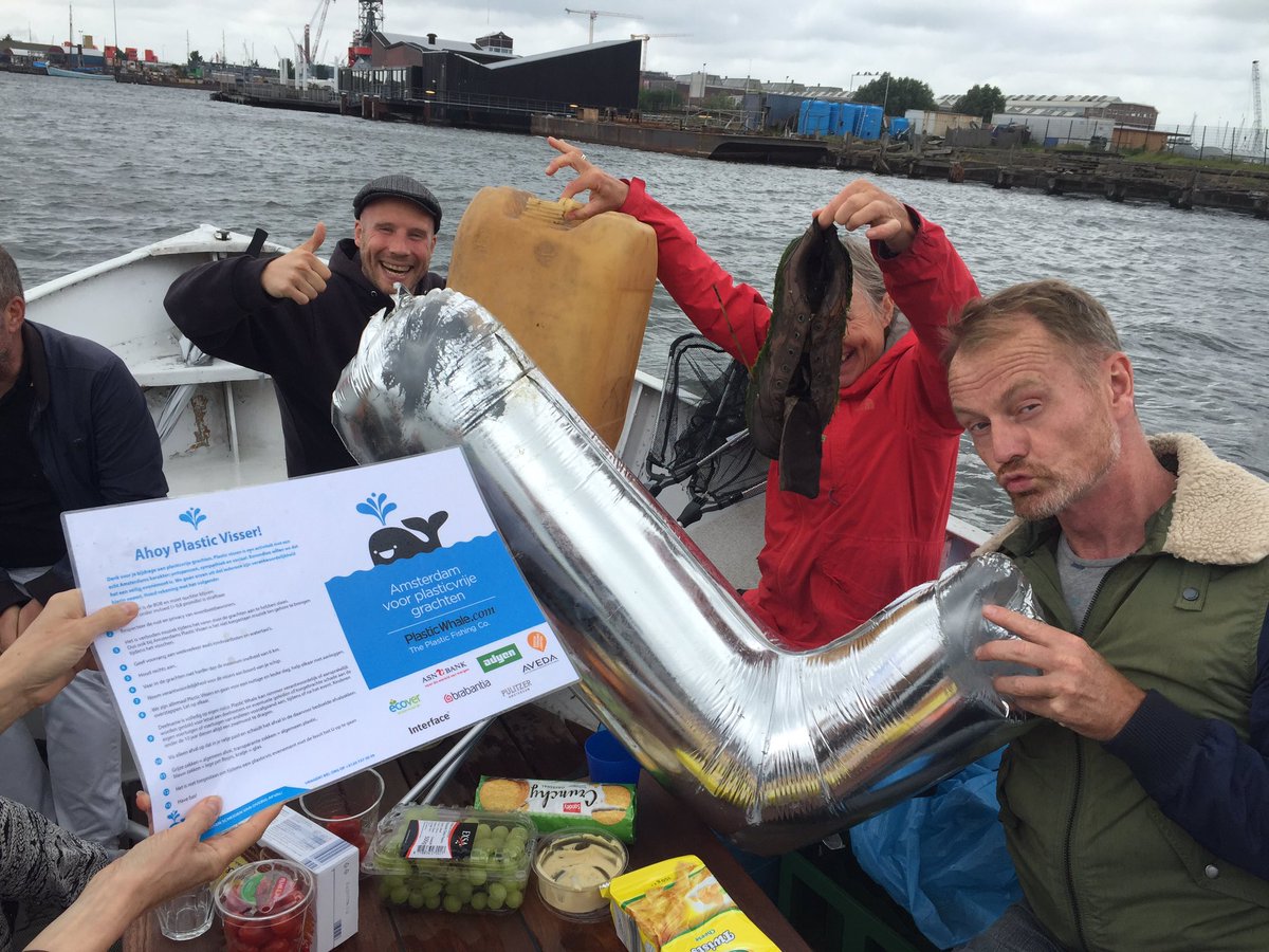 SchoonschipAdam's tweet photo. Tegek vandaag met 70 #schoonschippers aan het #plasticVissen met #schepnetten van @ThePlasticWhale in @ilovenoord #cleanup @AbdeluhebChoho https://t.co/8uKnlgNnbc