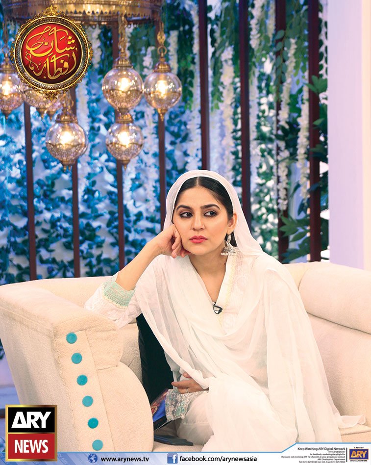 ARYNEWSOFFICIAL's tweet photo. #28thRamadan #ShaneIftar with #SanamBaloch #ARYNews https://t.co/IvVnV25fVZ