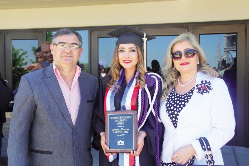 ABCDigital's tweet photo. Paraguaya logra reconocimiento en universidad de Estados Unidos🎓. https://t.co/uhwgYRGZEj https://t.co/pJcdp2AaNo