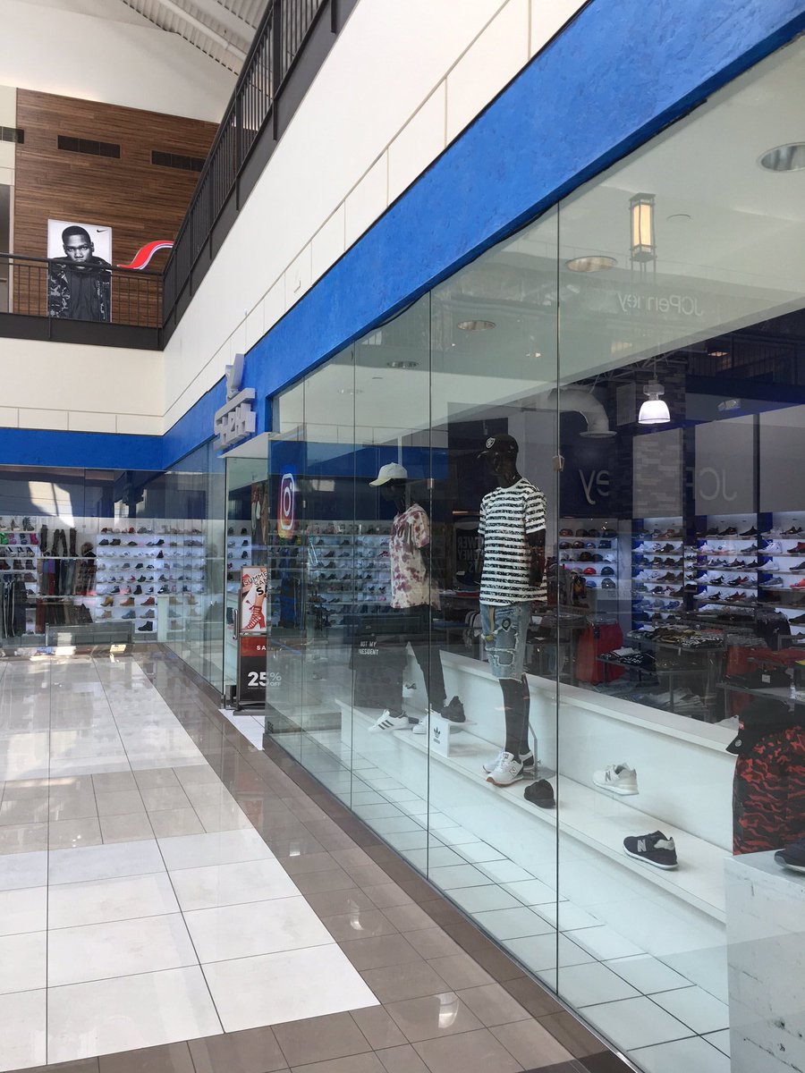 WindowGuyzUSA's tweet photo. New store serviced yesterday in #Arlington Texas at the #ParksMall @Shiekh #windowcleaning https://t.co/arWT63HquA https://t.co/SNHj3WEvLO