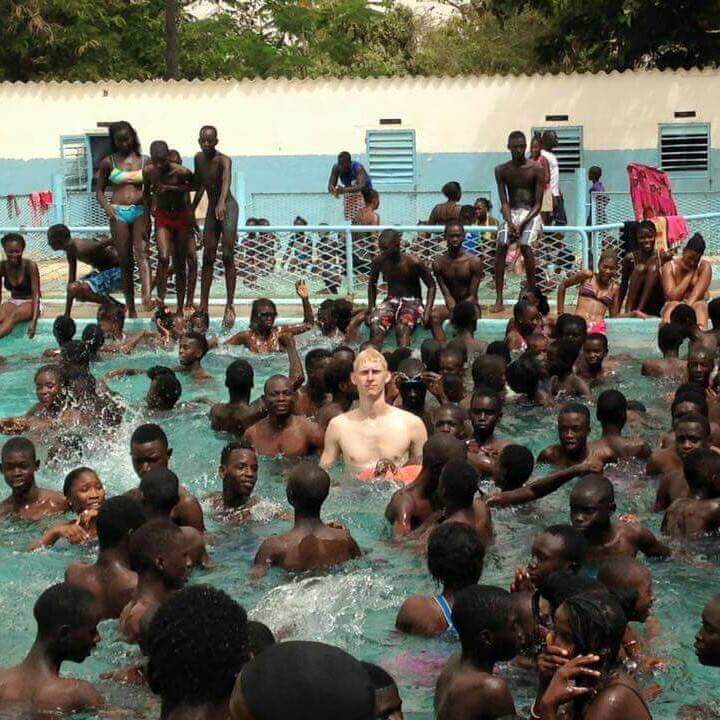 canalhumor_'s tweet photo. Tu primer día de piscina. https://t.co/ndX0LvYvGr