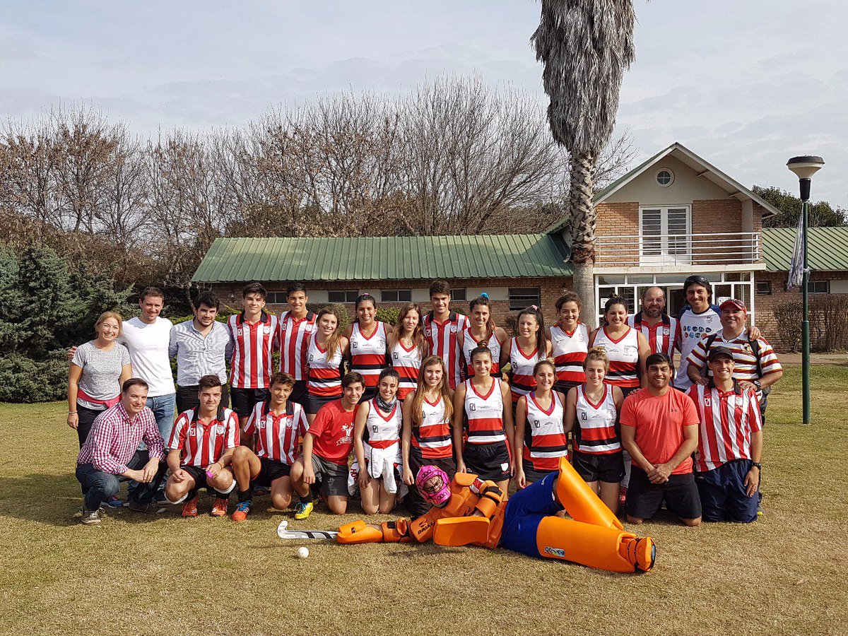 lisandroenrico's tweet photo. ⬆#VENADO. Entrenamiento y almuerzo con jugadora/es de #Hockey del #CEF54.
Junto a Juani Pellegrini y Leo Chiarella.
#VenadoTeQuiero🏑 https://t.co/E9WIAvqWfl