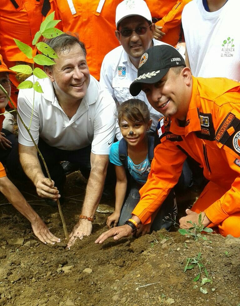 Sinaproc_Panama's tweet photo. DG @donderisja en siembra de Plantones junto a Pdte. @JC_Varela y Ministro @EmilioSempris @MiAmbientePma en Cerro Galera 
#ReforestaPanamá https://t.co/Kr2rBPzSl1