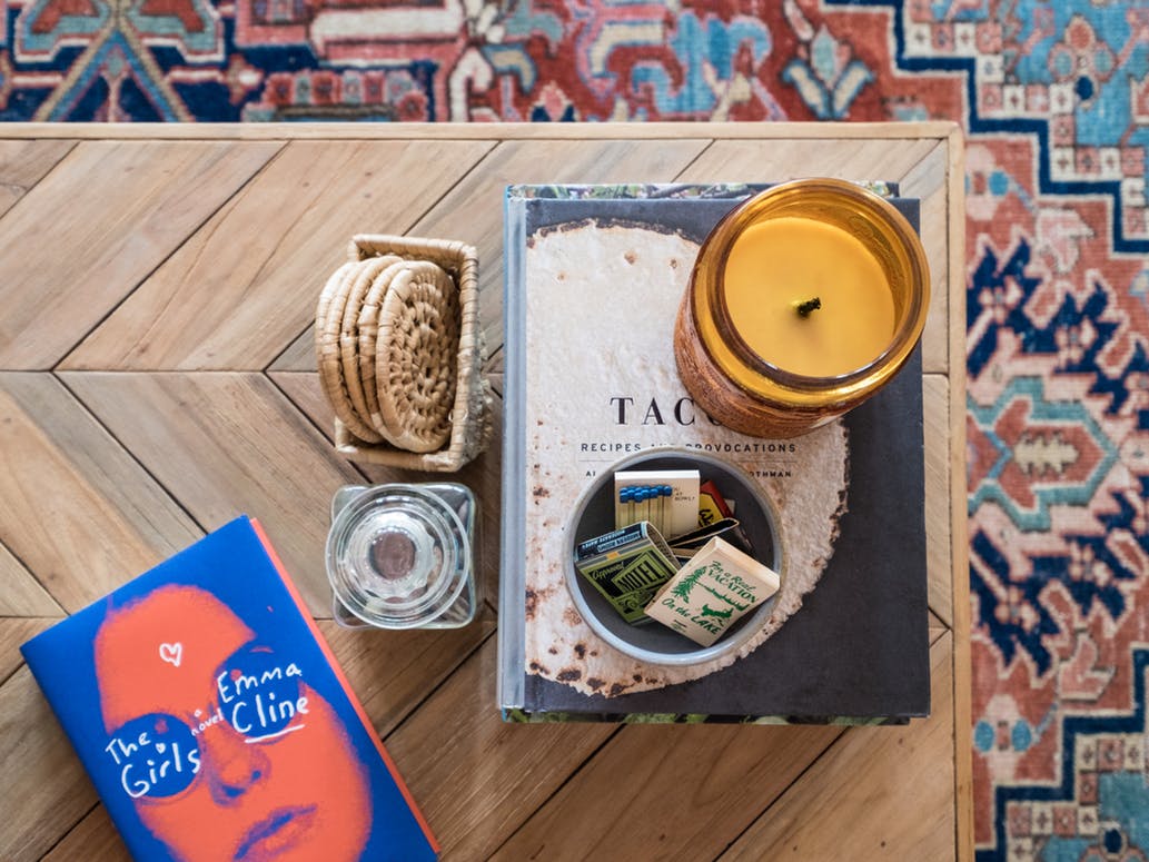 OSP_Designs's tweet photo. What does your coffee table say about you? Via @AptTherapy: https://t.co/dnsG460Iyw #livingroom #coffeetabletalk https://t.co/cbJrL9Tb6M