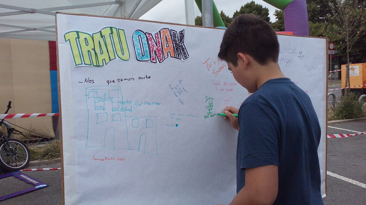 Un año+"Txapeando x los buenos tratos"TRATU ONEN ALDE#auzoahartu #sanjuanarriaga #pecgasteiz @kalezkale@irsearaba