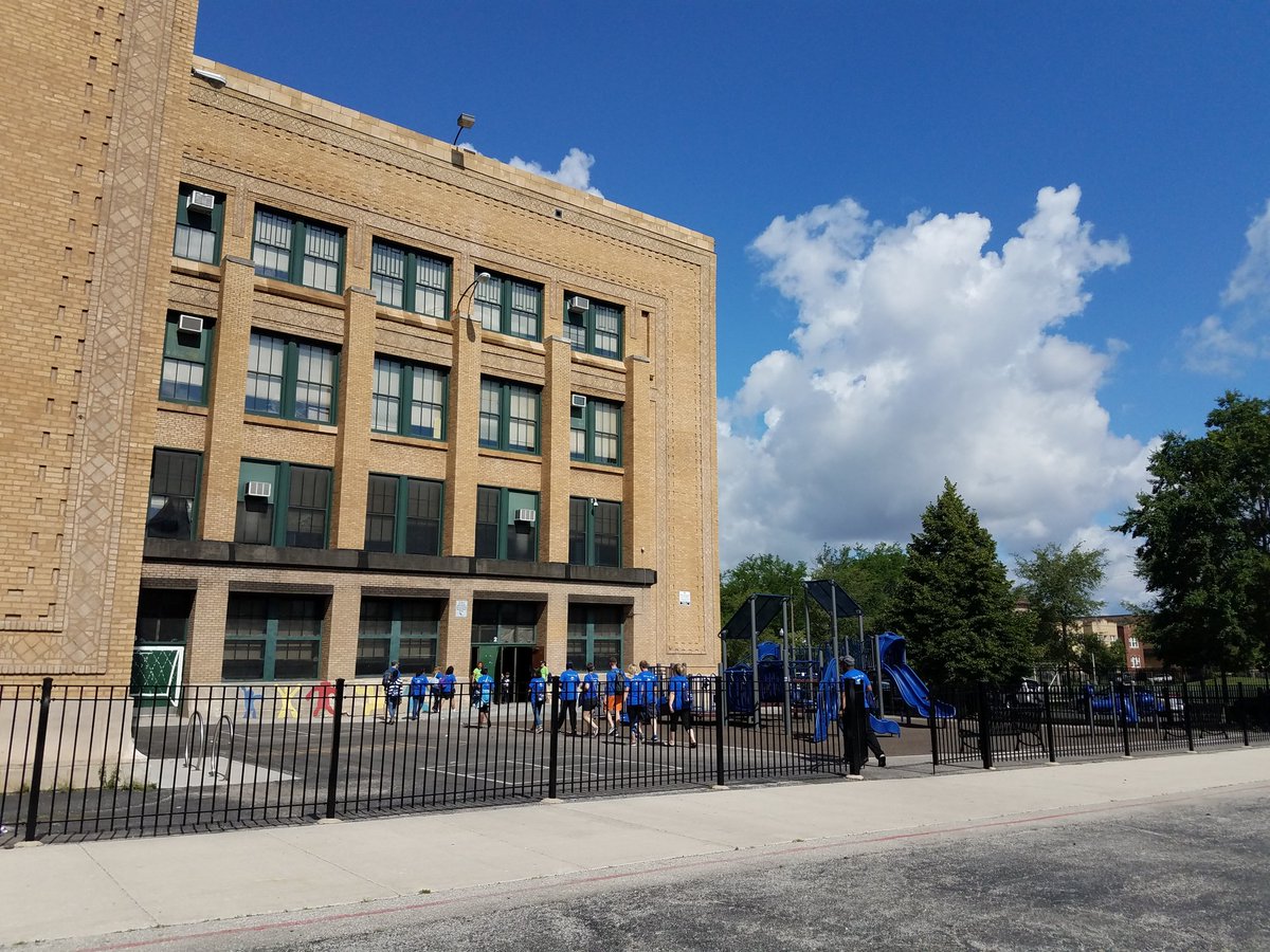 LmarieAsad's tweet photo. Yes. Chicago Cares!! We're on the westside at Nobel Elementary School for #Servathon2017 #DoMoreGood @BCBSIL #BlueCorpIL https://t.co/YZVKKQ9Zkh