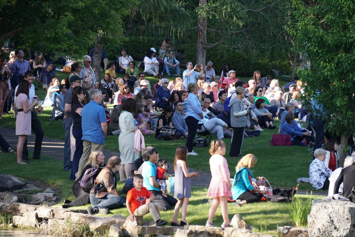 edmontonopera's tweet photo. Such a fun evening at @UABotanicGarden! #OperaAlFresco #yegarts 🍷🌸🌺🎼🎭 https://t.co/M0iTcOftSe