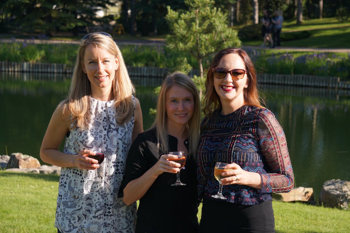 edmontonopera's tweet photo. Such a fun evening at @UABotanicGarden! #OperaAlFresco #yegarts 🍷🌸🌺🎼🎭 https://t.co/M0iTcOftSe