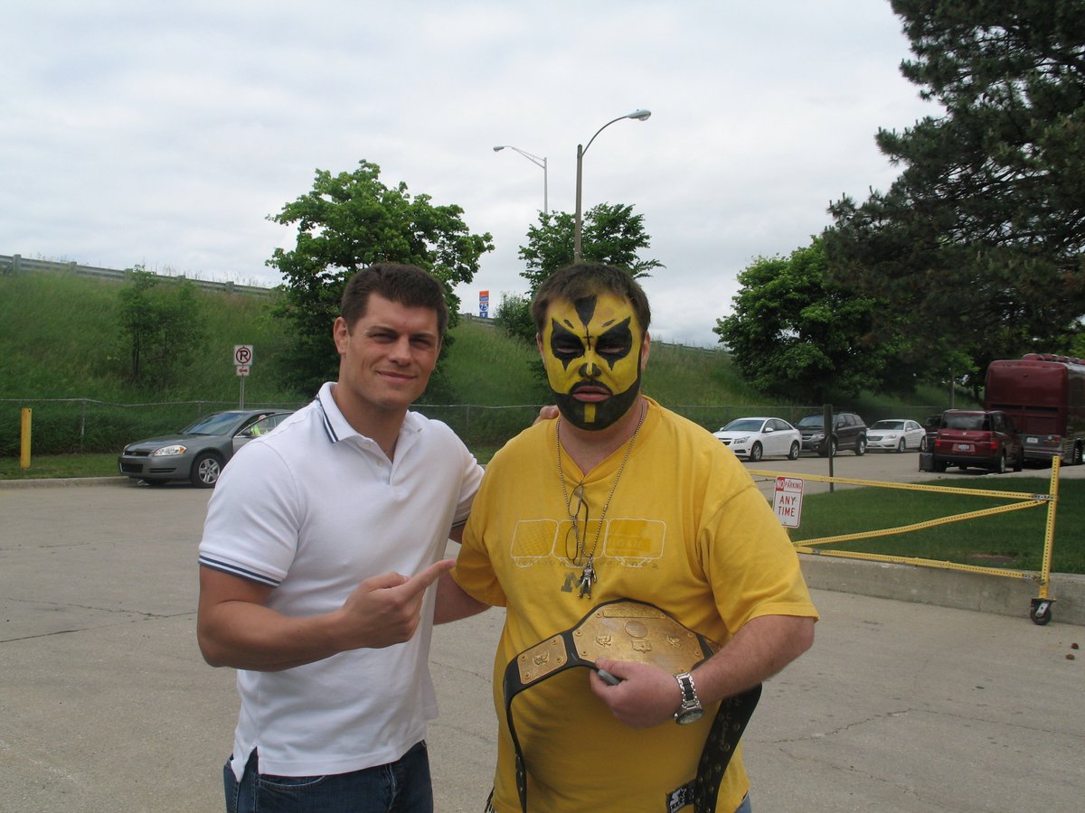 ROOD316's tweet photo. @CRhodesSource i got to meet @CodyRhodes dresses as @GoldDustRules 2 days before he debuted as #starrdust https://t.co/cGRrIGBNNb