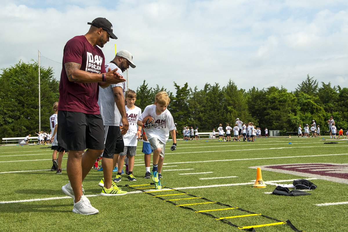 NICHOLASAIR's tweet photo. Great to see @dak giving back to these kids with his #ProCamp tour. It's a day they'll never forget! #FutureQBS https://t.co/L3I1KKreVA
