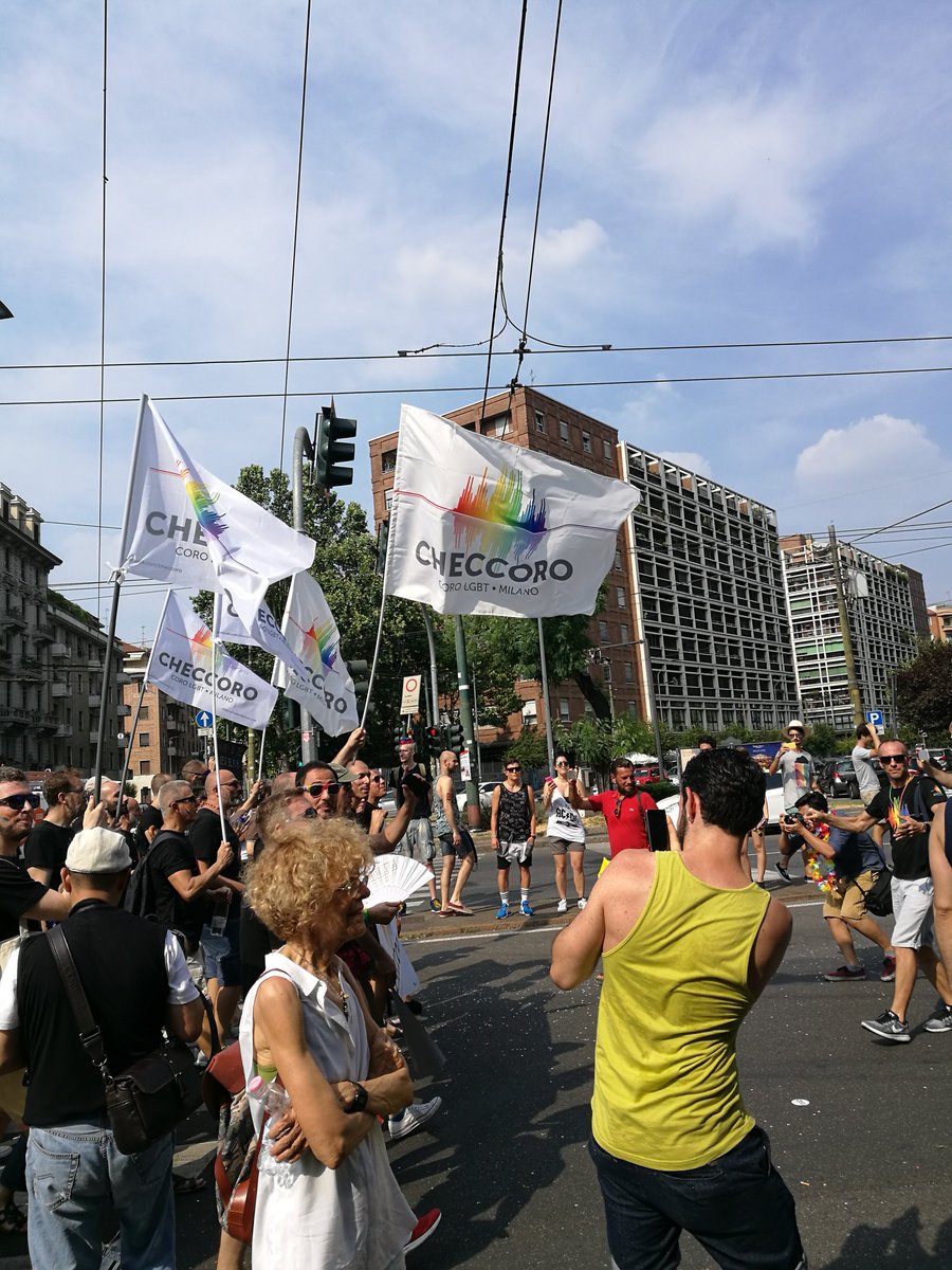 unagialla00's tweet photo. #checcoro #Pride2017 #pridemilano https://t.co/RaWnwDi4M7