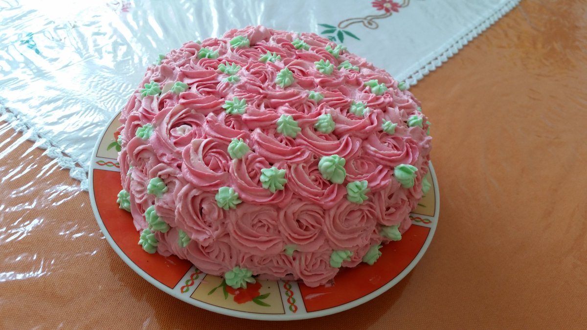 MiniBackmonster's tweet image. Kennt ihr diese Leute die immer was backen wenn Besuch kommt? Einfach ich. In diesen Rosengarten ist eine #schwarzwälderkirschtorte 😍🍒