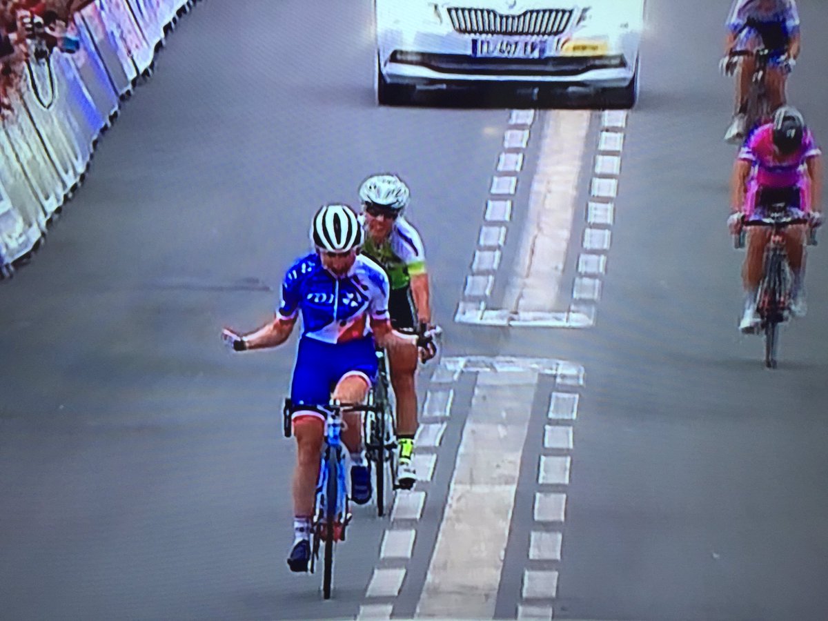 cyclismactu's tweet photo. #Bravard championne de France sur Route devant #Rivat ! Ouf La #FDJ ne s'est pas loupée https://t.co/hItDtvxPXA #SaintOmer2017 #Futuroscope https://t.co/zfYgCNorj8