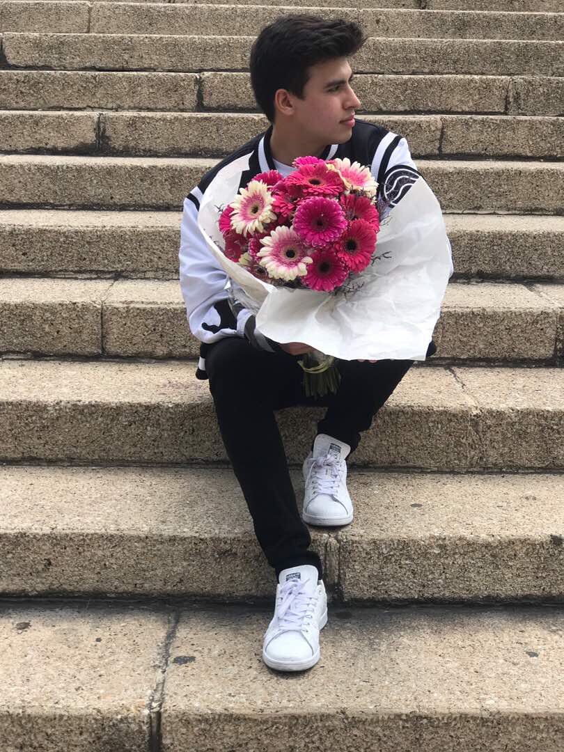 ladivaza's tweet photo. Por eso esperaba con la carita empapada, que llegaras con rosas, con mil rosas para mi. 🌹💔 https://t.co/Ipumh9sf0r