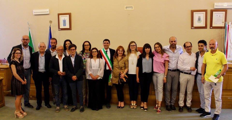 CambiaMonte's tweet photo. 8 donne e 8 uomini compongono il nuovo #Consigliocomunale di #MonteSantAngelo @giovannivergura eletto presidente https://t.co/MWOgZJUIXI https://t.co/3aQniloMzJ