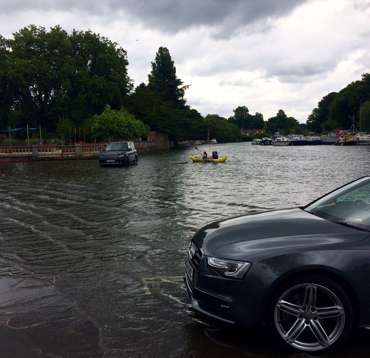 Parking wardens take to canoes on #twickenhamriverside