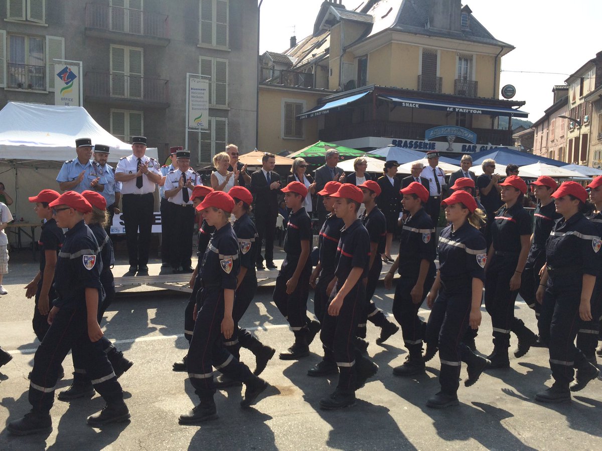 sdis38's tweet photo. Congrès #UDSP38 Défilé des troupes et des véhicules @DomaineVizille #JNSP2017 https://t.co/0dhueuYy7N