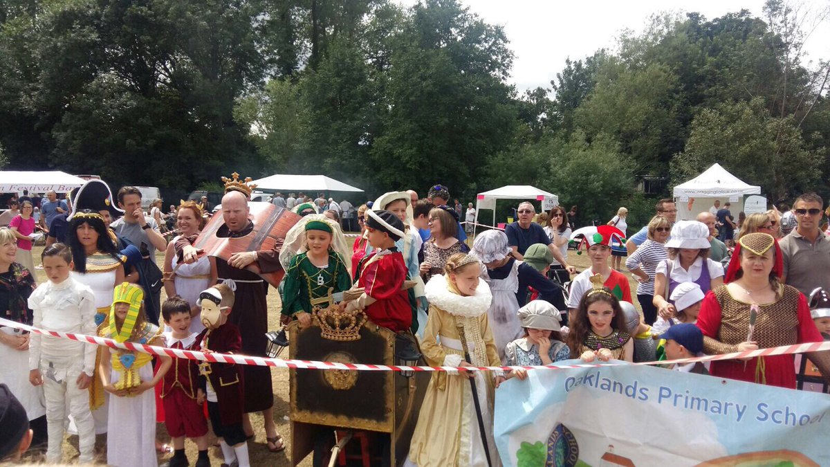 Murles67's tweet photo. @Oaklandsschool lovely sunny parade this year - and loved being a triplet! Oaklands children, parents and staff you rock!! https://t.co/uNQBU8fgL6