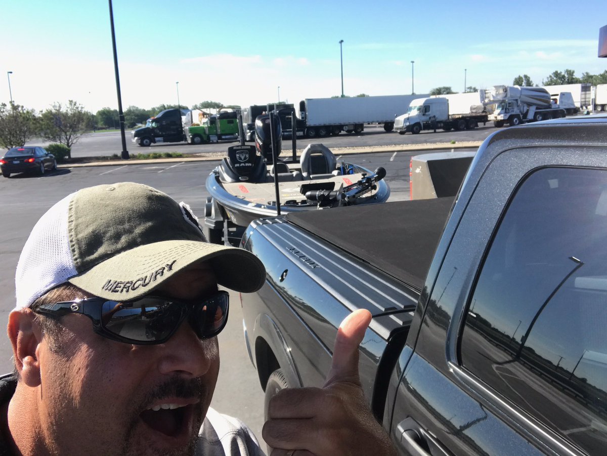 MarkZonaFishing's tweet image. Headed back out to tape more 2018 #ZAFS - If you see the @RamTrucks/@BassProShops rig take and post a photo and you just might be a winner!