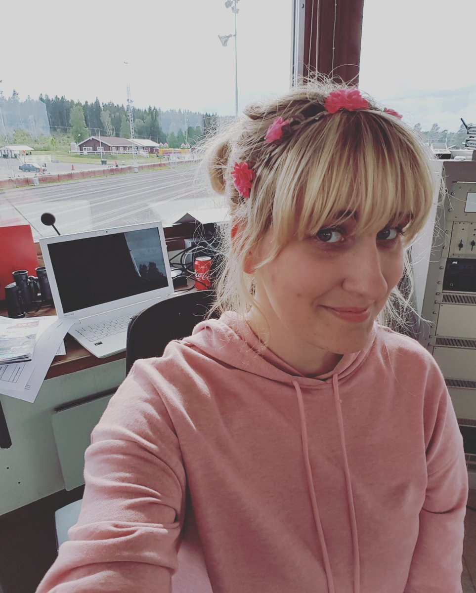 VestlundMalin's tweet photo. Är det midsommartrav så är det. Då har man blommor i håret. Även om man inte syns. Ni missar väl inte! #norrtrav #skellefteå #midsommartrav https://t.co/DWNqxFhEZx