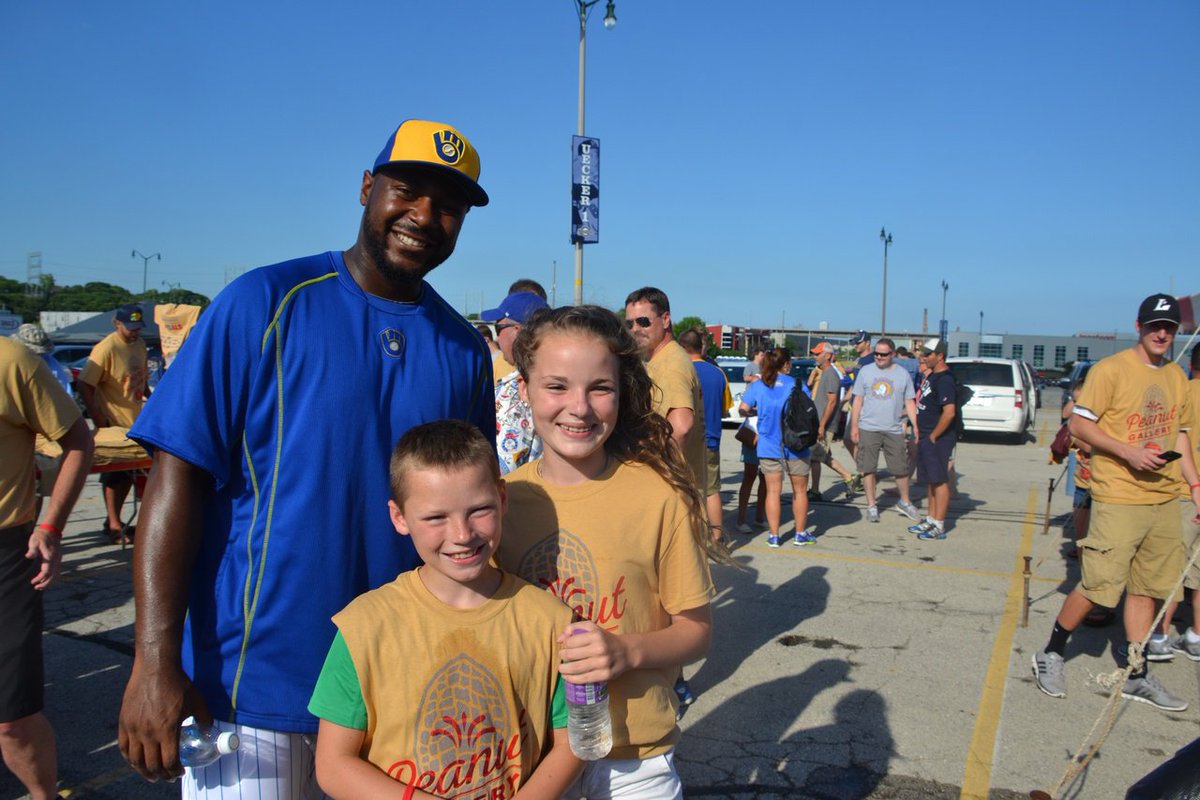 ALSAWisconsin's tweet photo. A @Brewers tailgate for the ages: @ALSAWisconsin’s Chasin’ A Cure feat. @TeamSobelman, @MillerCoors &amp; @JimmyLuvs. https://t.co/rYAEz3WatS https://t.co/cuHTpGvcom