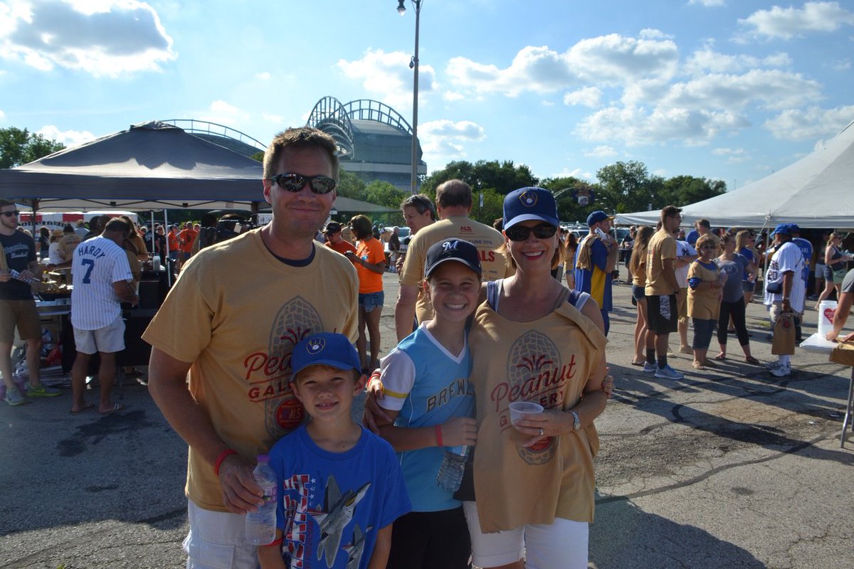 A <a href="/Brewers/">Milwaukee Brewers</a> tailgate for the ages: <a href="/ALSAWisconsin/">ALS Association Wisconsin Chapter</a>’s Chasin’ A Cure feat. <a href="/TeamSobelman/">TeamSobelman</a>, <a href="/MillerCoors/">Follow us @MolsonCoors!</a> &amp; <a href="/JimmyLuvs/">Jimmy Luv's</a>. donate.alsawi.org/CAC2017ALS