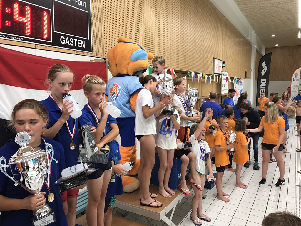 winnaars <a href="/KNZBned/">KNZB</a> NK schoolzwemmen <a href="/blokweer/">SportcentrumBlokweer</a>: 1. Montessori Wassenaar 2. DeBron H-I-Ambacht 3. DeTwijn Alblasserdam