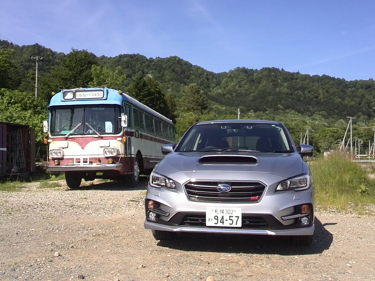 HEAT_higuma's tweet photo. 美鉄バスとレヴォーグの奇跡のショット🚃🚗 https://t.co/ciSYuITAlC