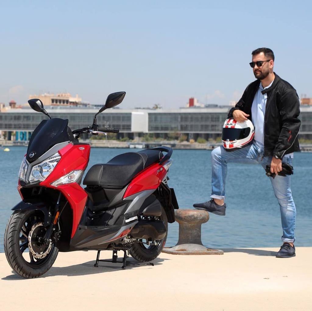 Ivan_Bolano8's tweet photo. "Pesebrazo" junto a la #Jet14 de @symespana... #nosehacesenace #Valencia #scooter @hjcespana @seventy_degrees https://t.co/06ndRvH9HP