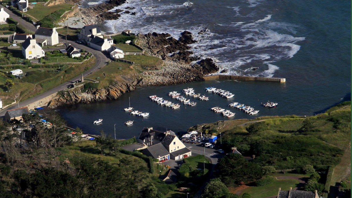 BnbTyvarRoz's tweet photo. Le port du partage mi #bigouden mi #capiste, mais tellement beau et typique de notre côte ©P. PIchavant #PorsPoulhan #Plouhinec https://t.co/dM9xBCdQYt