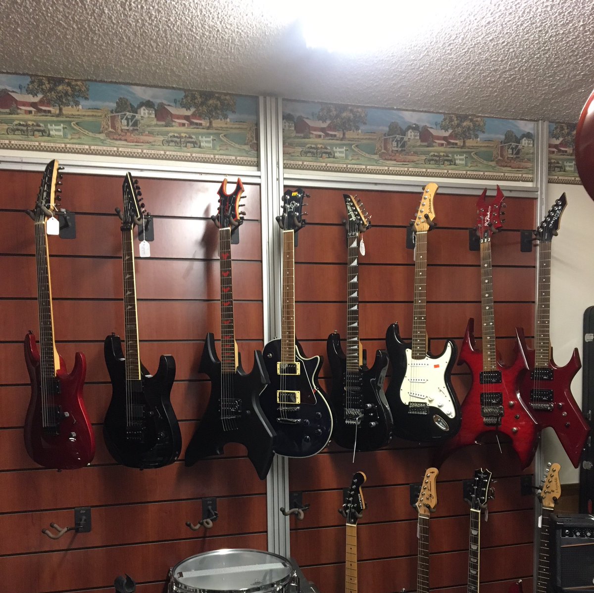 Pennie6226's tweet photo. #DecompressIn4Words Visit local music shop...(Muns Music, Claremore, OK). https://t.co/jAacnnX4na