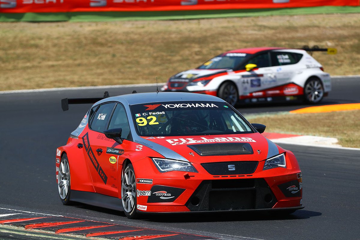 Primo podio della stagione per <a href="/CarlottaFedeli/">Carlotta Fedeli</a> seconda a <a href="/Vallelunga/">Autodromo Vallelunga</a> in Gara 1 nella #SEAT Leon Cup Italia. carlottafedeli.com/carlotta-fedel…
