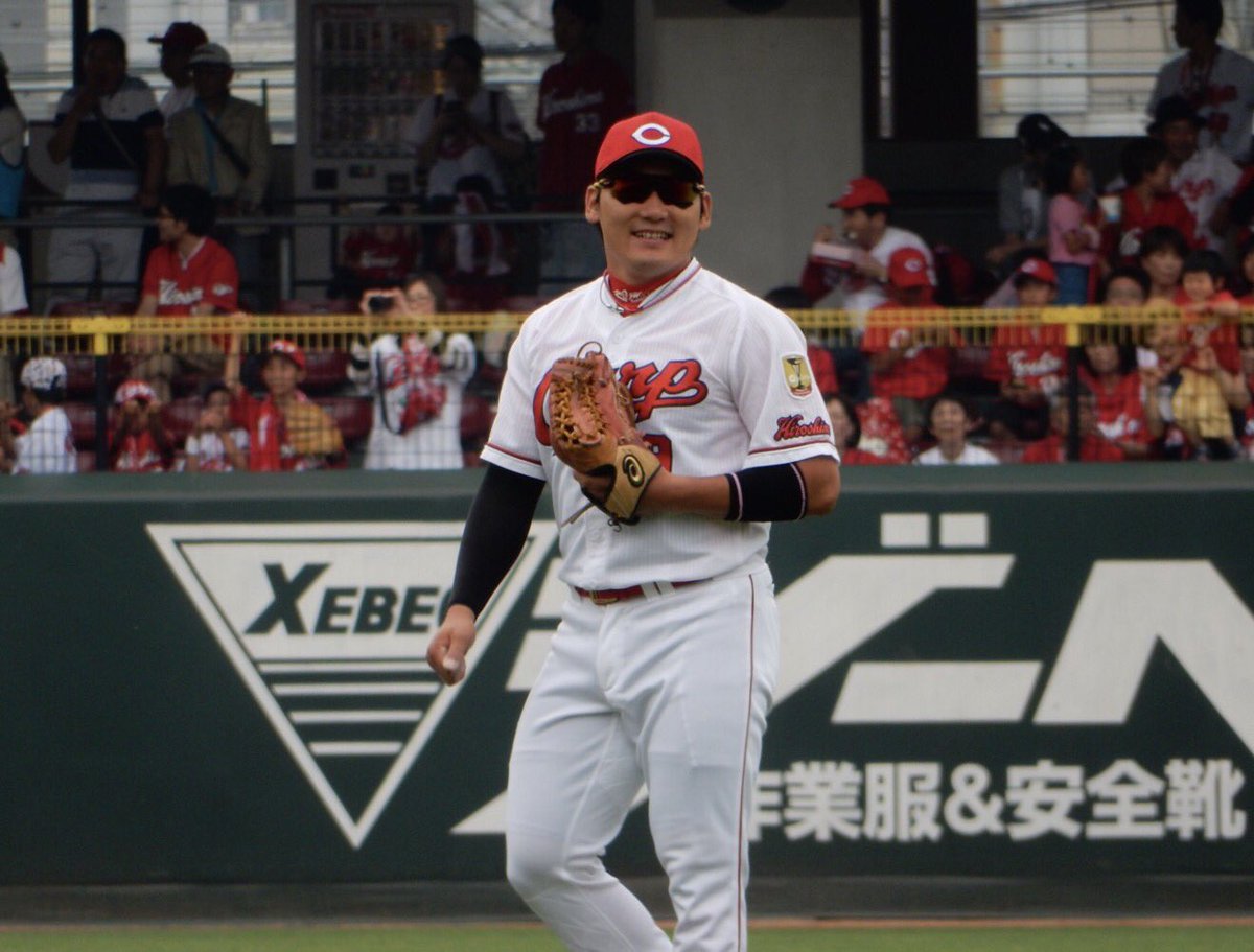 CARP__Picture's tweet photo. 丸 佳浩 ♯9

試合前からきっちりとウォーミングアップ！

流石千葉経済。

#丸佳浩
#carp https://t.co/3duQG8WW13