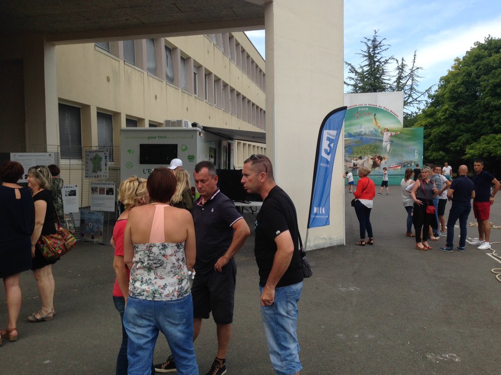 #arrivée au #collège de Villebois ! #tombola en cours avec 115 lots dont les nôtres !
#espadrille #guinee #soleil #pelote #basque