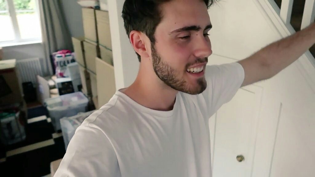 omg_suggs's tweet photo. Has Harry Potter moved to yours from the #Jaspar  house? 😂😂 Btw the house looks so good!! 😍😍 @PointlessBlog @Zoella | @Joe_Sugg @Caspar_Lee https://t.co/fRoGLCtcXc