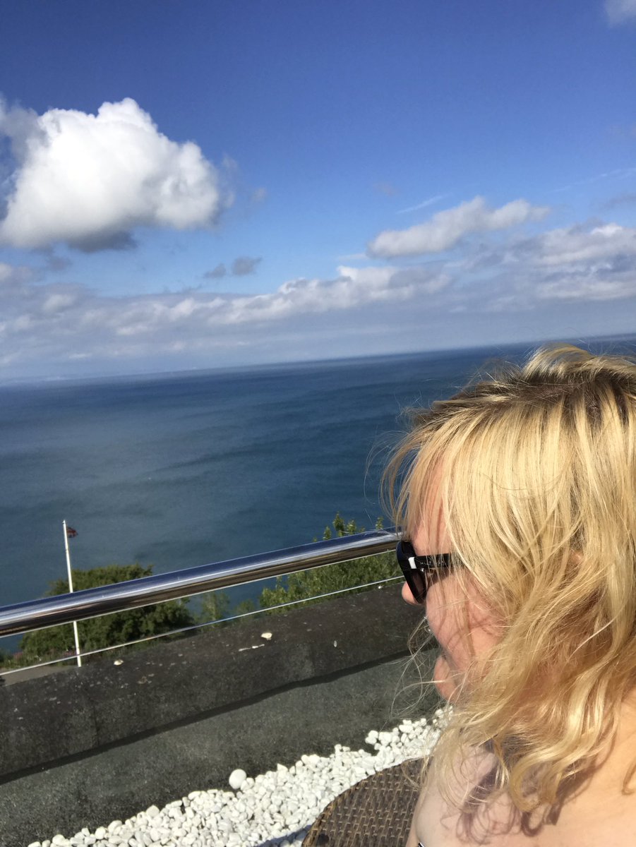 Nikkinetball30's tweet image. When it's too breezy &amp;amp; the ☁️ come in chill in your room! Will be back up for sunset! #sameview #sunburnt #roof #ocean #peace
