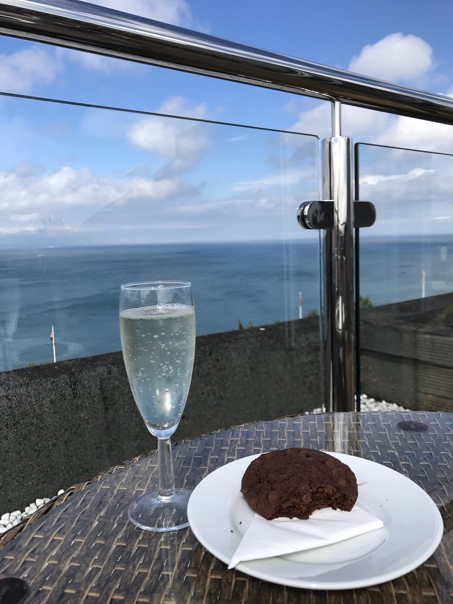 Nikkinetball30's tweet image. When it's too breezy &amp;amp; the ☁️ come in chill in your room! Will be back up for sunset! #sameview #sunburnt #roof #ocean #peace