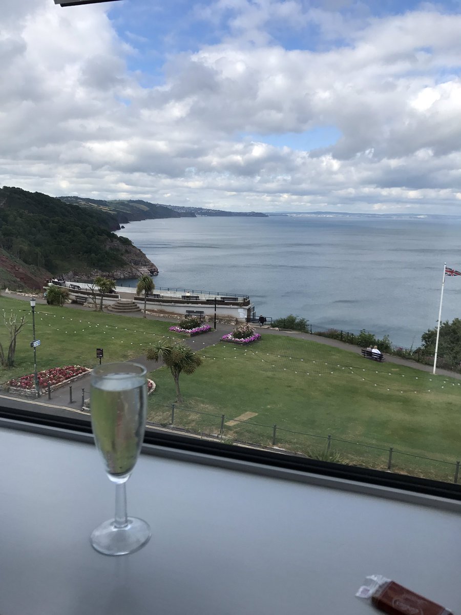 Nikkinetball30's tweet image. When it's too breezy &amp;amp; the ☁️ come in chill in your room! Will be back up for sunset! #sameview #sunburnt #roof #ocean #peace