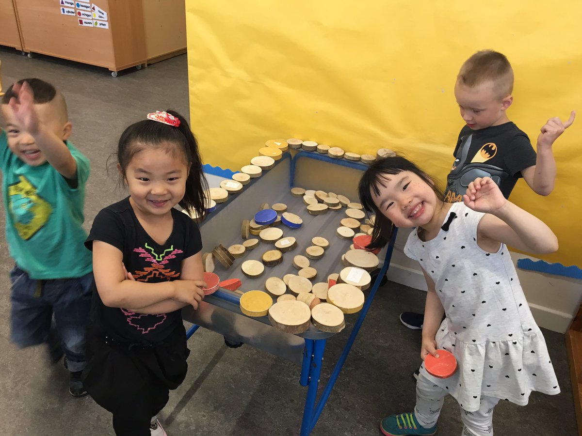 Elmvaleprimary's tweet photo. Using natural resources in the nursery to investigate #colour #size #shape and #creativeability with friends. https://t.co/amhyrwa9eC