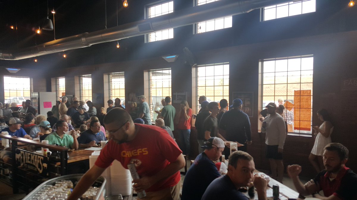 jacobreach's tweet photo. Thank the Lord for an express sandwich line @eviemaesbbq #TXBBQPassport https://t.co/jr8NtuxxVf