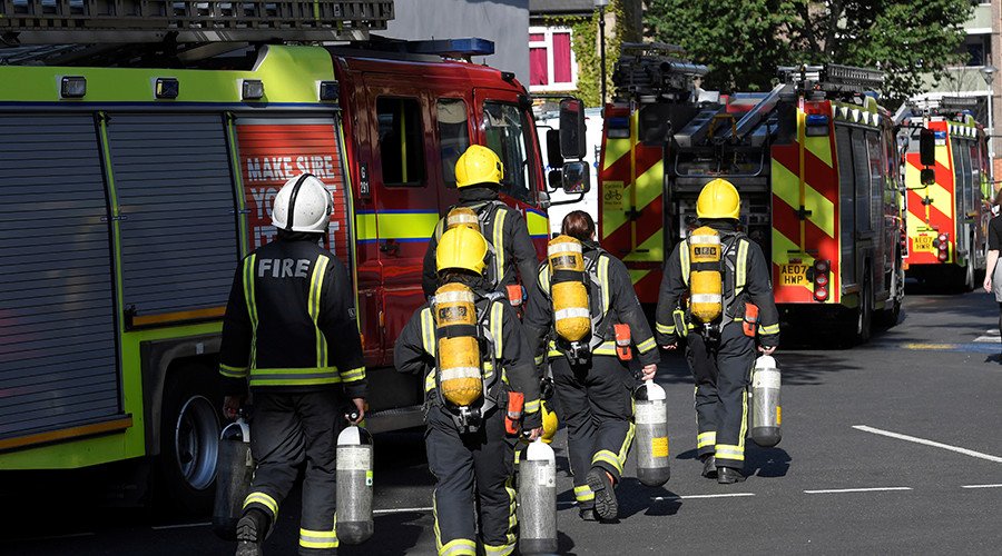 RTUKnews's tweet photo. 1 man hospitalized suffering smoke inhalation as 3rd floor flat & roof burns in #BethalGreen, London https://t.co/dpcdphMBZs https://t.co/46DCMetCRN