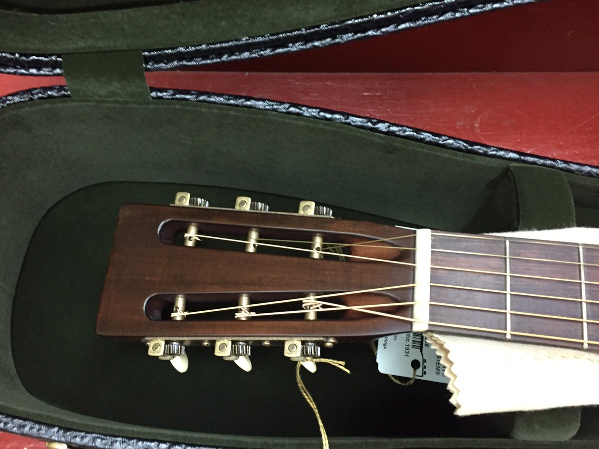 guitcuz's tweet photo. #factoryfresh from @martinguitar the exquisite D1 Authentic #mahogany #VTS #adirondackspruce #handrubbed #martinpride @WildwoodMusic https://t.co/GiDEIquwJz