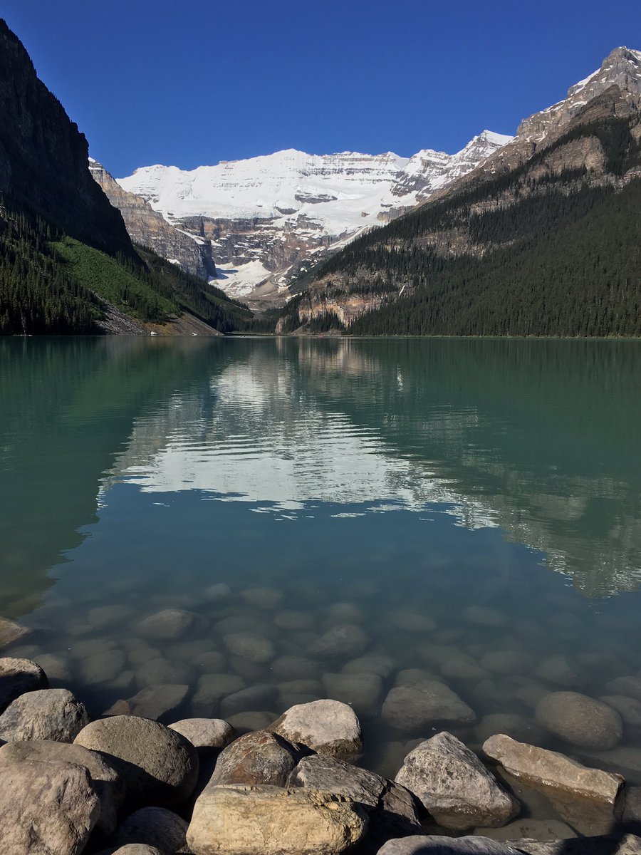 phil_oakes's tweet photo. Taken a few visits finally Cloudless Lake Louise https://t.co/o9dV8j0O3u
