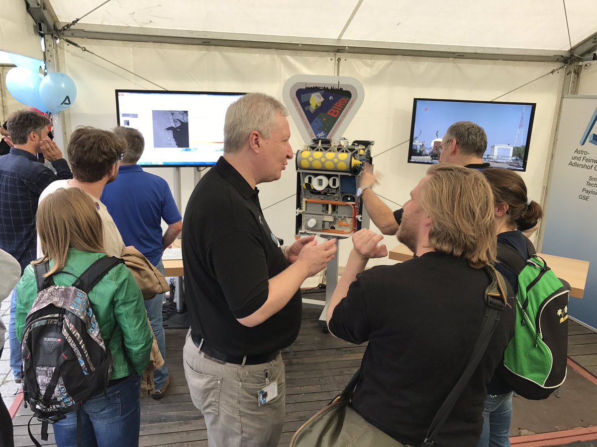 DLR_de's tweet image. FireBird entdeckt mit TET 1 und BIROS Feuer aus dem All. Baut bei @Kluegstenacht Euren eigenen Satelliten #Lndw17 dlr.de/firebird/