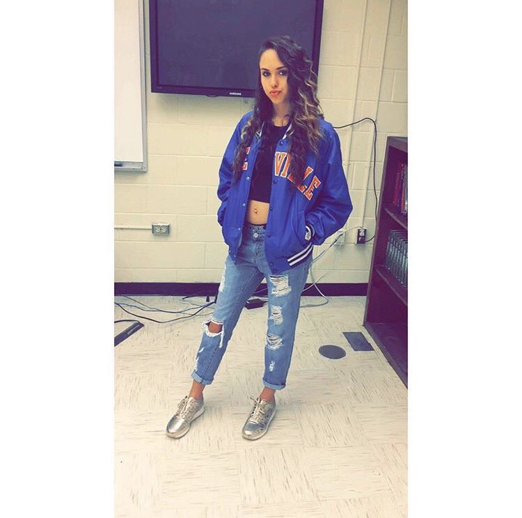 SheBeautiful16's tweet photo. #UNCGGirls21 💙💛 https://t.co/b77VGy534O