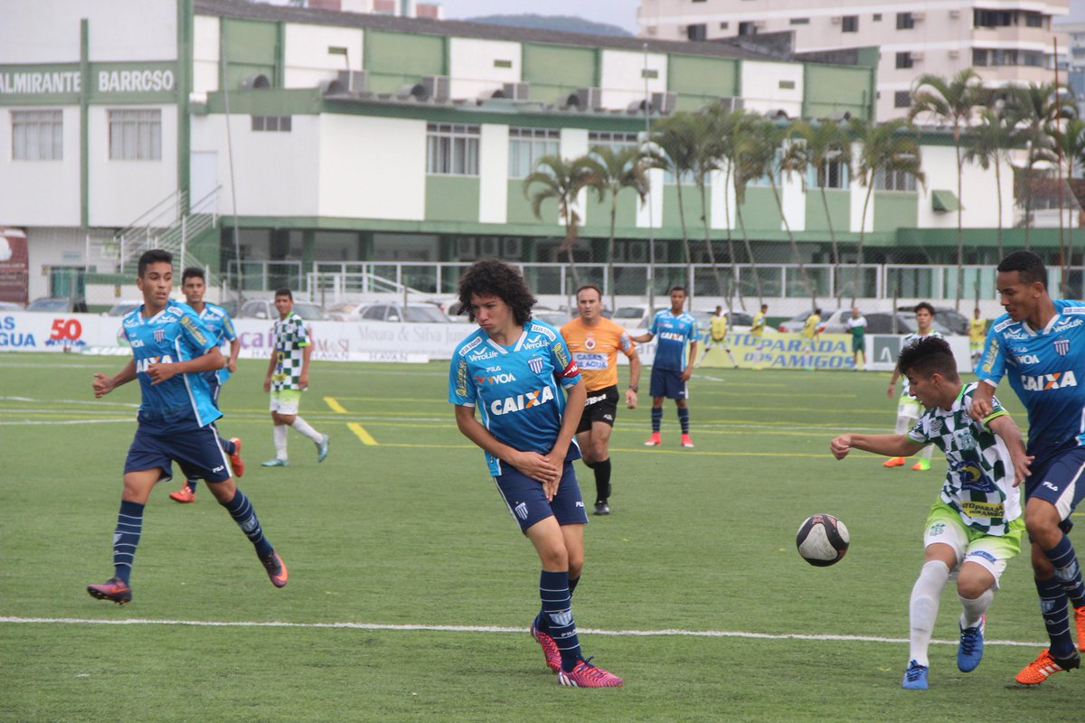 ClubeBarroso's tweet photo. Fim de jogo no sub-15. O placar não mudou no segundo tempo e o Barroso acabou derrotado por 3 a 1 pelo Avaí no estádio Camilo Mussi. https://t.co/M3E9Z70Ks0