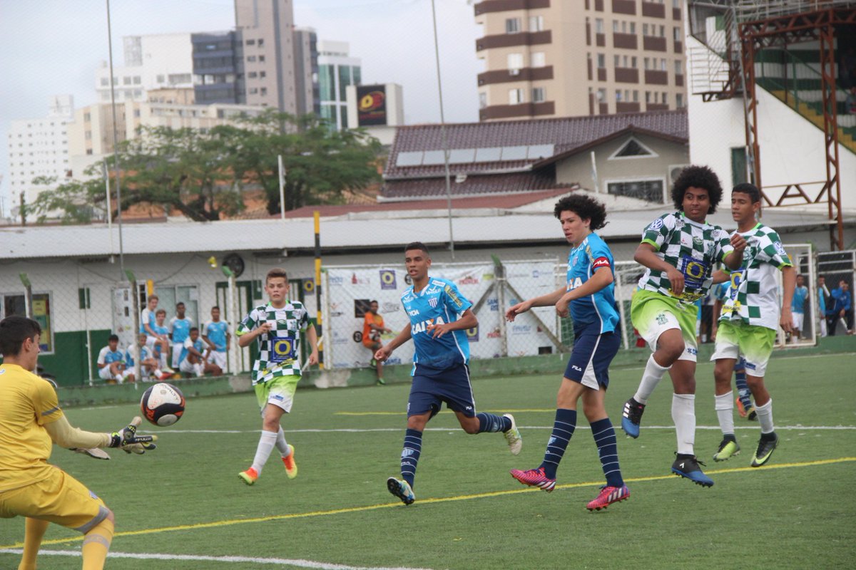 ClubeBarroso's tweet photo. Fim de jogo no sub-15. O placar não mudou no segundo tempo e o Barroso acabou derrotado por 3 a 1 pelo Avaí no estádio Camilo Mussi. https://t.co/M3E9Z70Ks0
