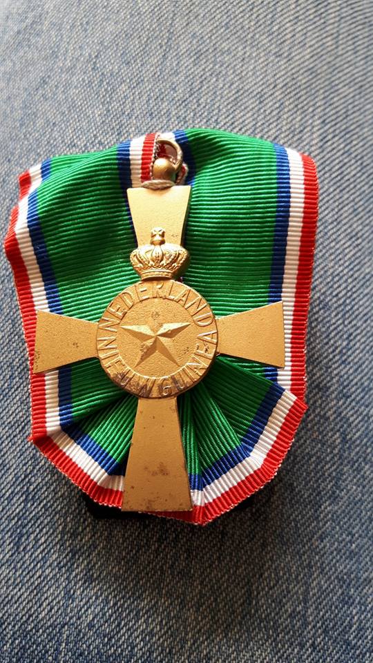 bartelds's tweet image. Wie heeft deze verloren? In den Haag gevonden op het voetpad van het Malieveld naar het station.