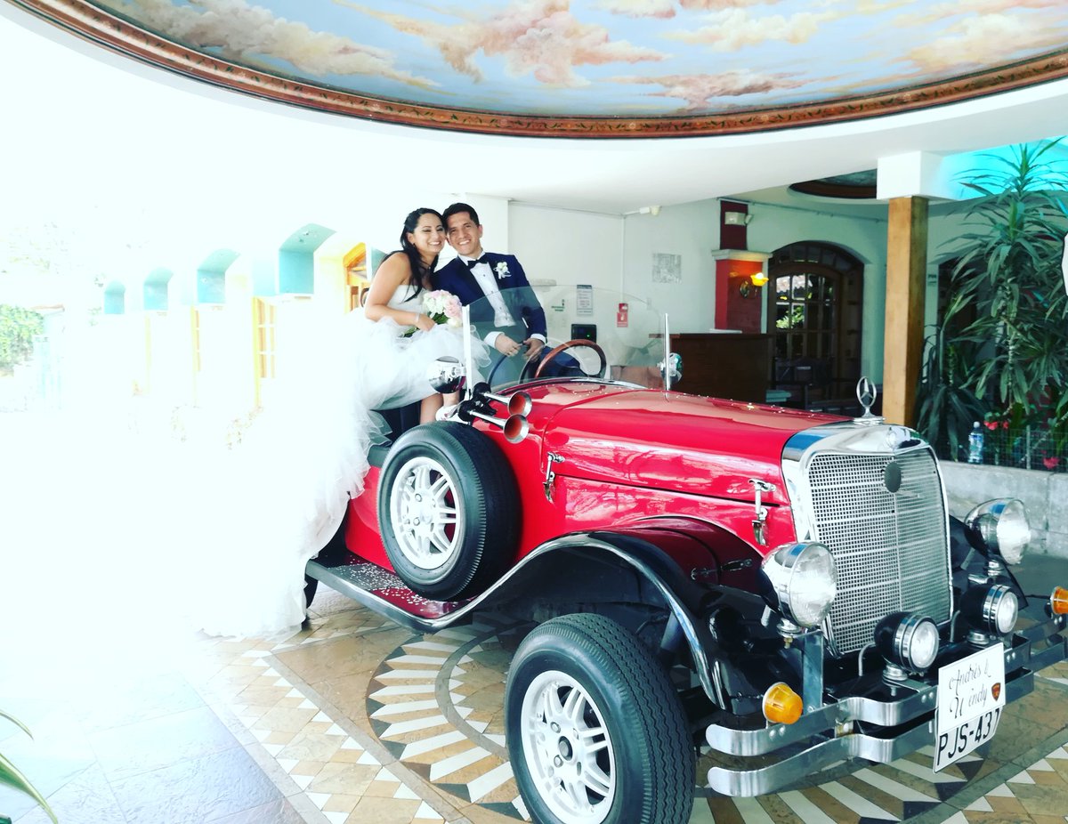 animadoresec's tweet photo. Novios felices!!! https://t.co/Ckes47n7xY https://t.co/trGLoCeMTz