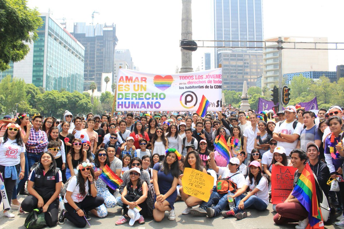 KarenQuirogaA's tweet photo. Apoyamos la #Diversidad con nuestra comunidad @P_Prepa_Si acudiendo a la #marchadelorgullo2017 en #CDMX  🏳️‍🌈 #LGBTTTI 
#LoveisLove https://t.co/LzeC2lkYmv